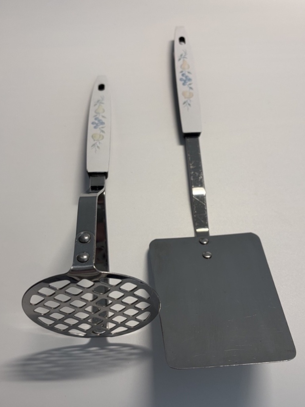 Vintage White Blueberry & Pear Pattern Stainless Steel Potato Masher & Spatula
